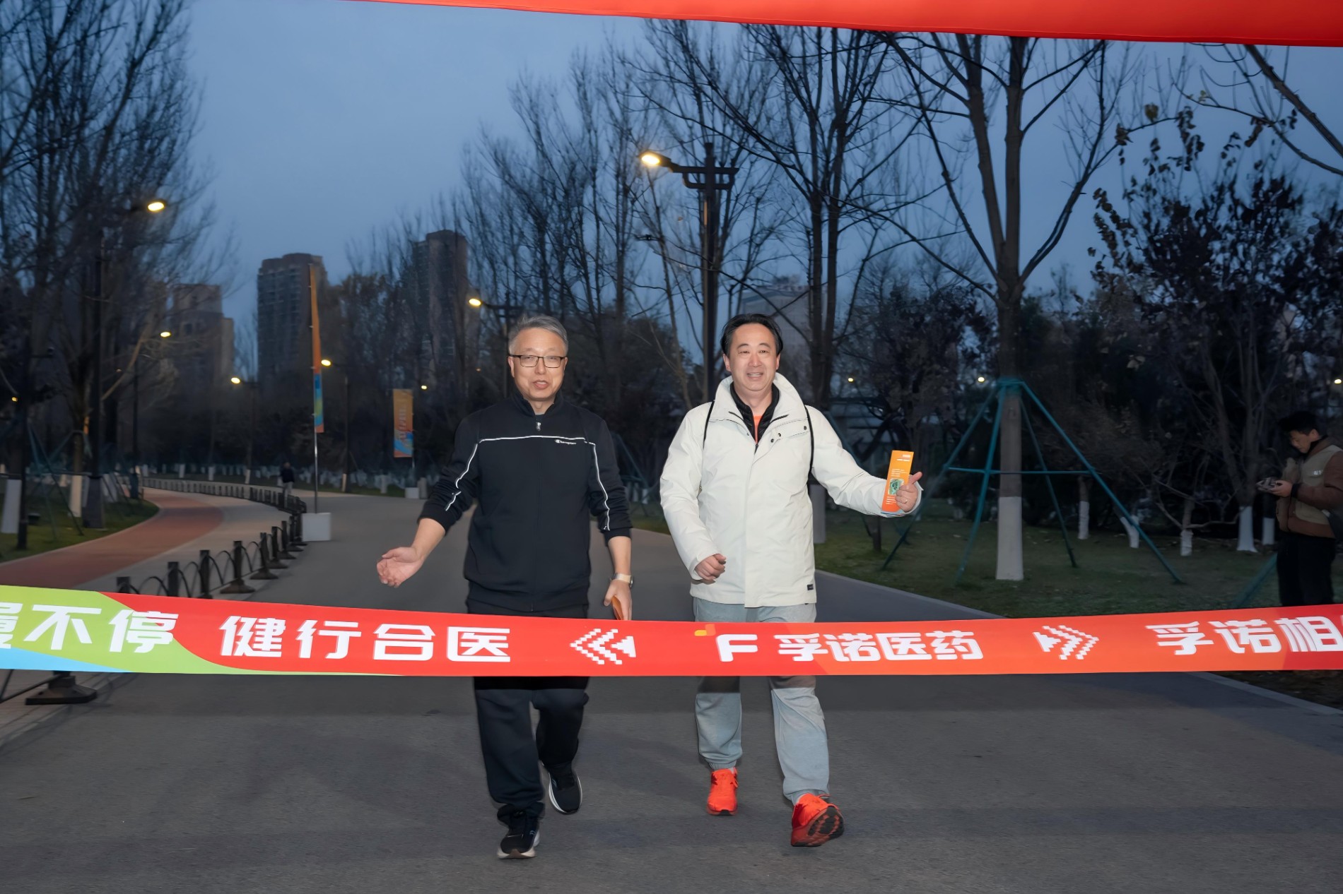 共同撞线.jpg 共同撞线.jpg